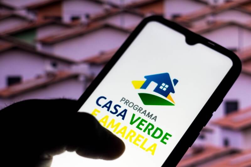 Foto de um celular com o logo do Casa Verde e Amarela | Como funciona o programa Casa Verde e Amarela | Minha Casa Minha Vida | Blog da Tenda