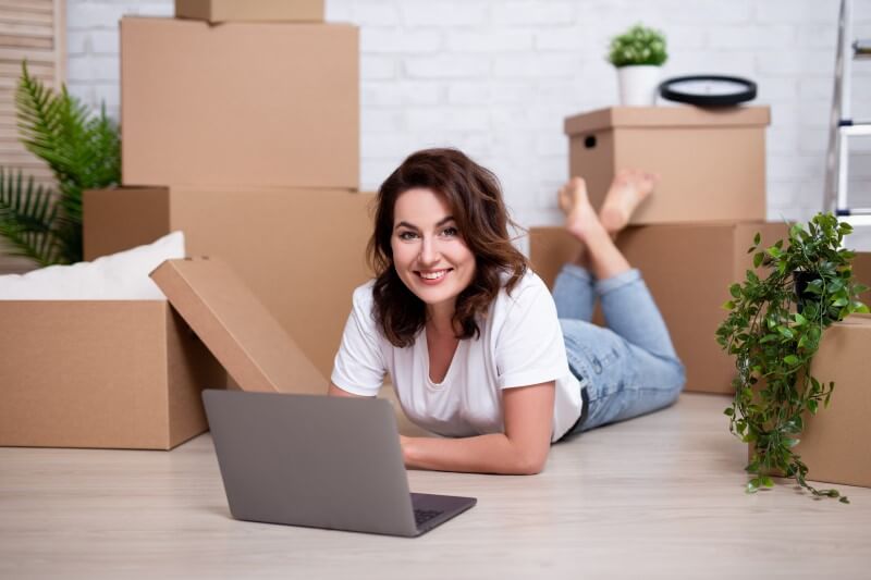 Foto de uma mulher pesquisando no computador de mudança para apartamento | Dicas para comprar apartamento sozinha | Guia da Tenda | Blog da Tenda