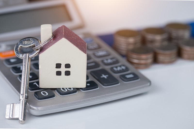 Valores do financiamento habitacional Caixa | Foto de uma casinha, chave, calculadora e moedas | Guia da Tenda | Blog da Tenda