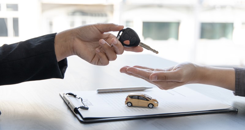 Foto de uma pessoa entregando chaves de um carro | Financiamento de veículo | Guia da Tenda | Blog da Tenda