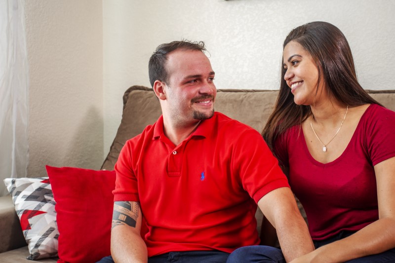 Foto de um casal feliz na casa própria | Como fazer renda extra com programa de indicação | Jeito Tenda de Ser | Blog da Tenda