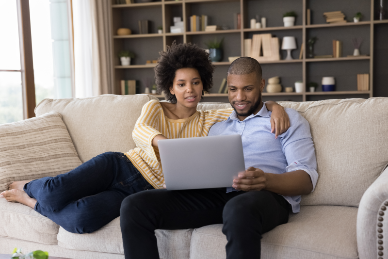 Foto de um casal negro pesquisando na internet | Quem pode participar do Casa Verde e Amarela | Minha Casa Minha Vida | Blog da Tenda