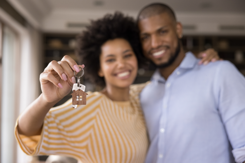 Como comprar casa com o Casa Verde e Amarela | Foto de um casal segurando a chave da casa própria | Minha Casa Minha Vida | Blog da Tenda