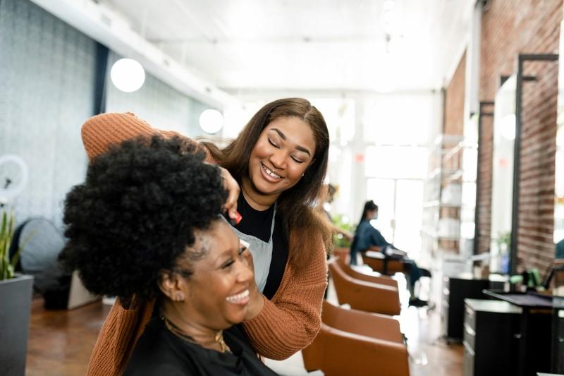 O que é um trabalhador autônomo? | Foto de uma cabeleireira, atendendo uma cliente no salão de beleza | Minha Casa, Minha Vida | Blog da Tenda 