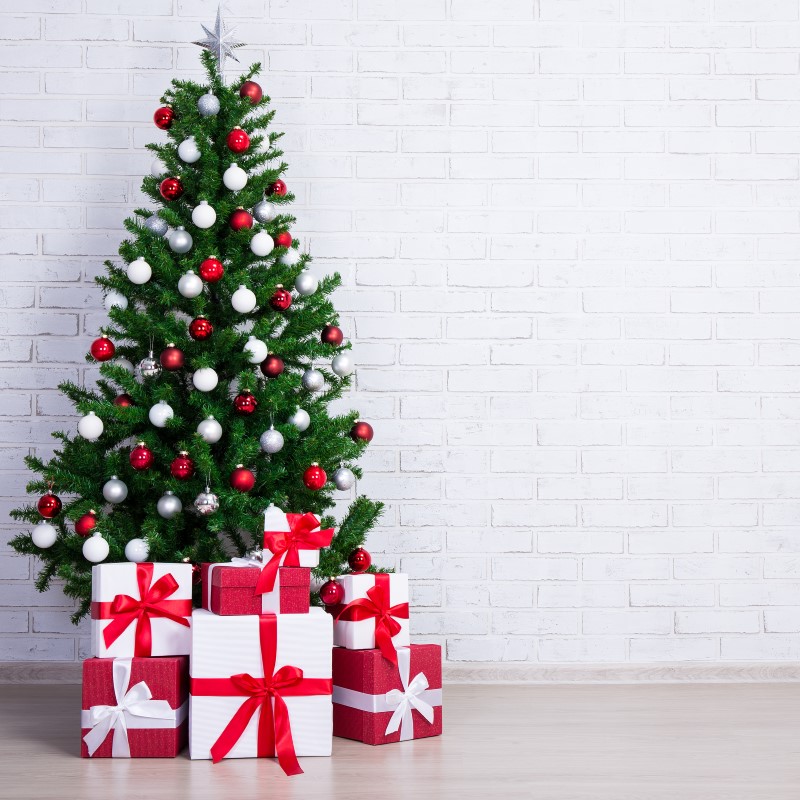 Como escolher uma árvore de Natal | Foto de uma árvore de Natal decorada com presentes | Decoração | Blog da Tenda
