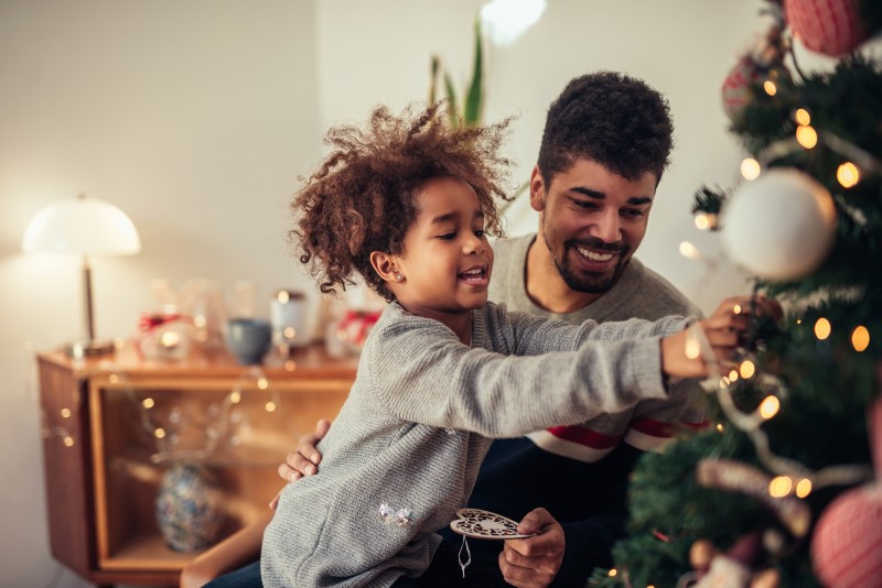 Como decorar árvore de Natal | Foto de um pai decorando árvore de Natal com a filha | Decoração | Blog da Tenda
