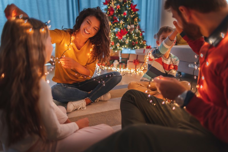Onde colocar as luzes de pisca piscas de Natal | Foto de uma família com luzes de Natal | Decoração | Blog da Tenda