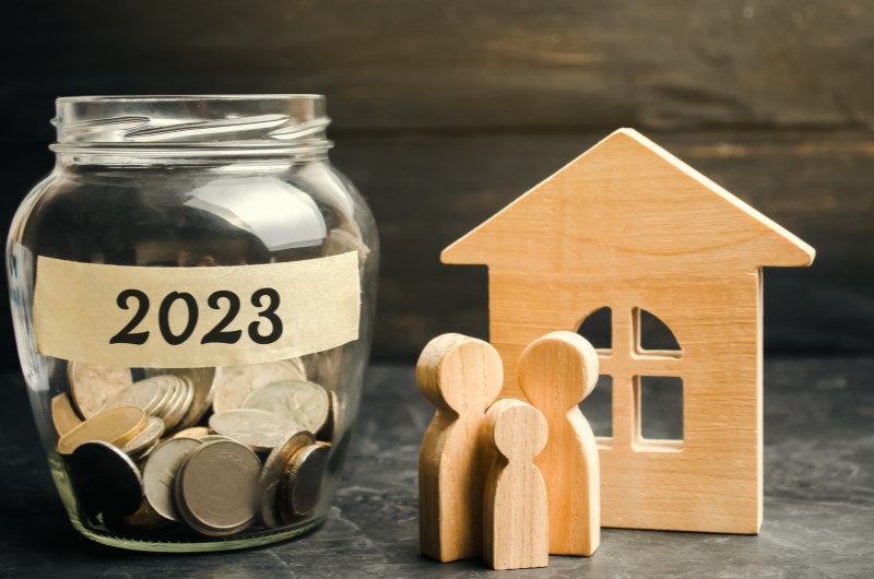 Quem tem direito ao subsídio Minha Casa Minha Vida | Foto de uma casinha de madeira, com jarra de moedas e uma miniatura de uma familia de madeira | Blog da Tenda 