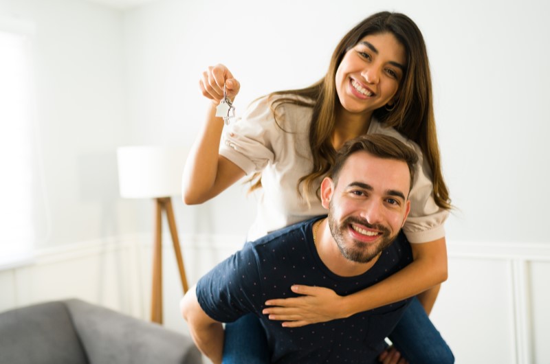 Benefícios do Minha Casa Minha Vida | Foto de uma casal sorridente segurando as chaves da casa própria | Minha Casa Minha Vida | Blog da Tenda