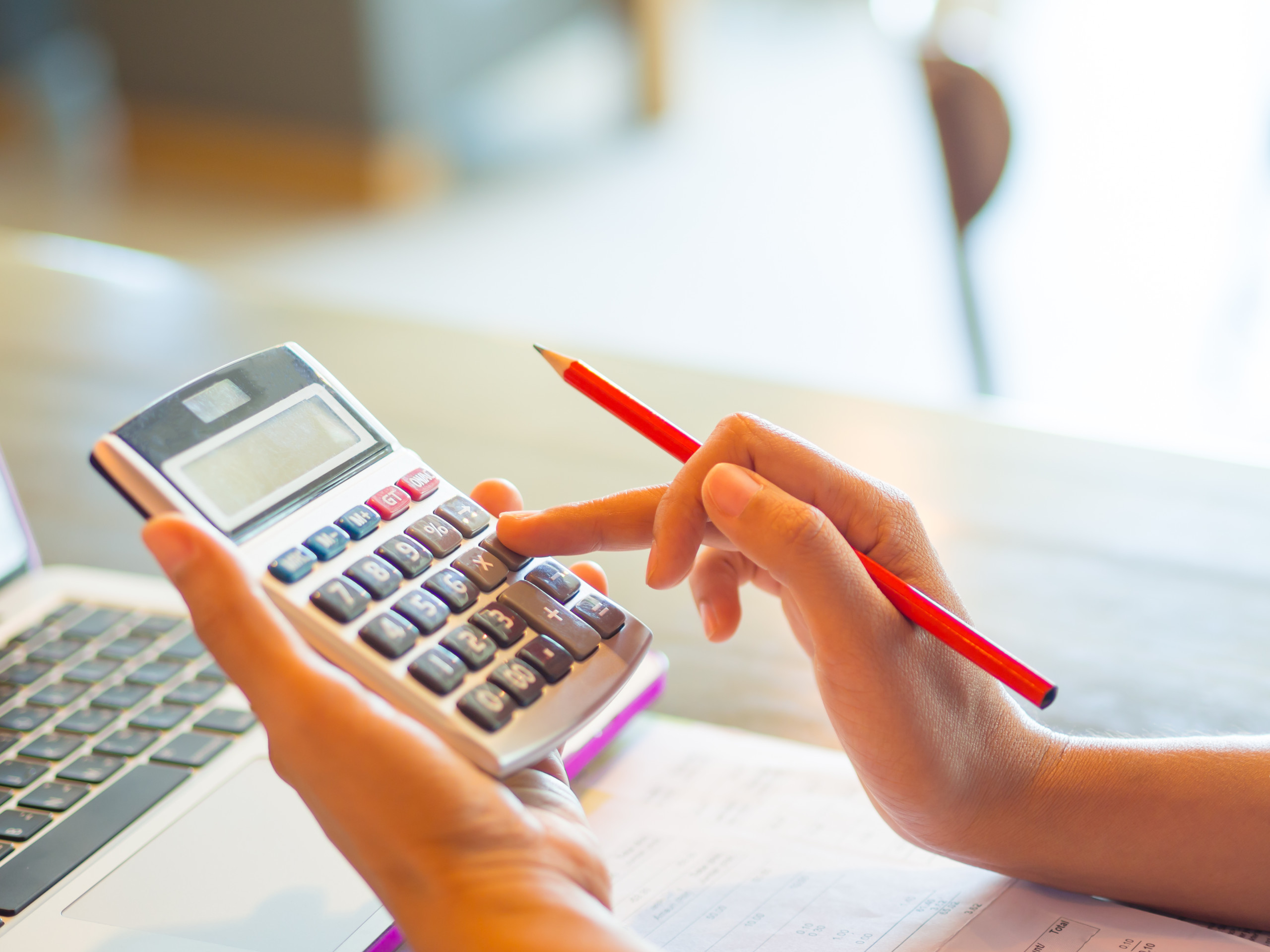 Como calcular o saldo devedor? | Foto de uma pessoa usando a calculadora | Trilha da Conquista | Blog da Tenda