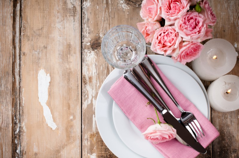 Como planejar um casamento simples | Foto de uma mesa posta de casamento, com decorações em rosa e branco | Economia e renda extra | Eu Dou Conta
