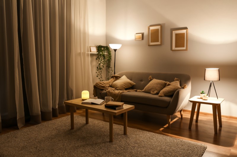 Invista na iluminação | Foto de uma sala de estar com iluminação aconchegante | Casa e Decoração | Blog da Tenda 
