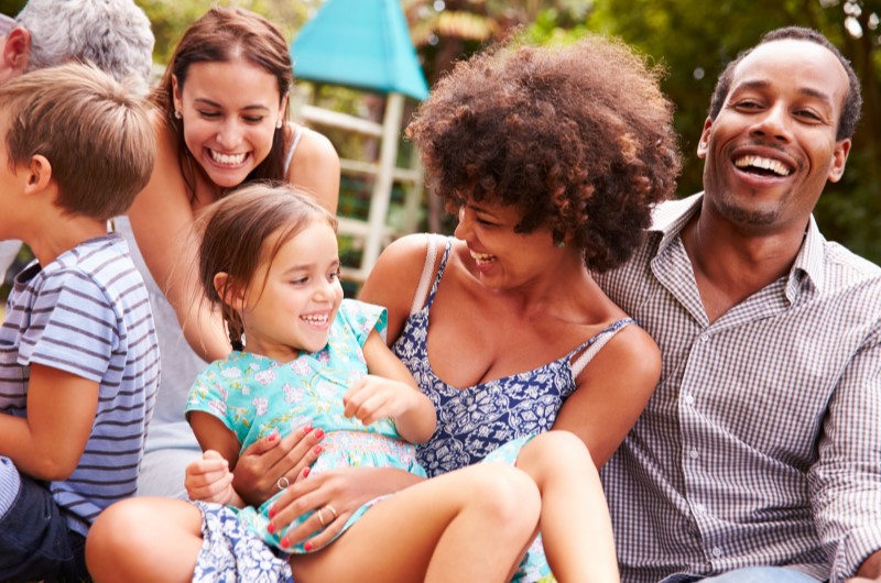 6 dicas do que fazer no verão para aproveitar o condomínio | Foto de uma família animada e feliz aproveitando o verão | Viver em condomínio | Blog da Tenda