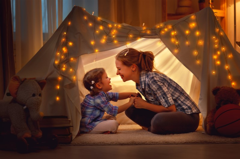 Faça um acampamento em casa | Foto de uma mãe e filha acampando dentro de casa | Economia e renda extra | Eu Dou Conta