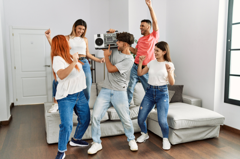 Pode fazer barulho em apartamento? | Foto de um grupo de pessoas fazendo uma festa no apartamento | Viver em Condomínio | Blog da Tenda 