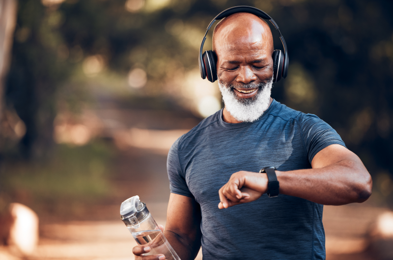 Realize esportes ao ar livre | Foto de um homem com fone de ouvido realizando atividades ao ar livre | Viver em condomínio | Blog da Tenda 