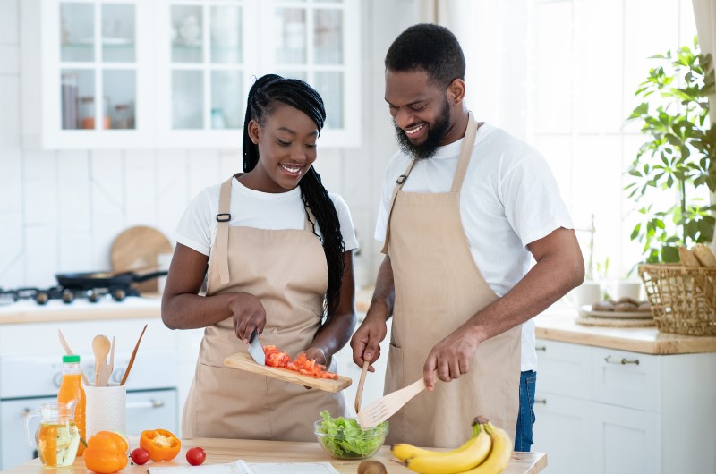Tenha uma alimentação saudável | Foto de um casal preparando uma refeição saudável | Viver em condomínio | Blog da Tenda 