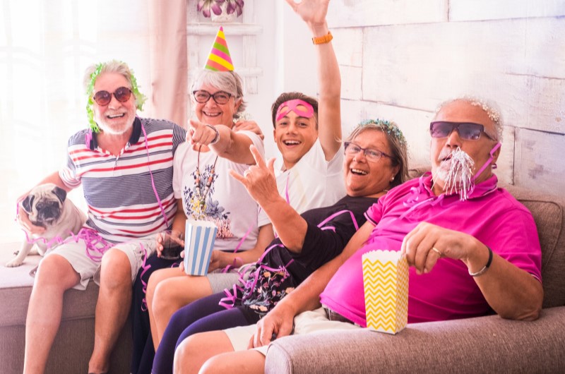 O que é Carnaval? | Foto de um grupo de amigos curtindo o Carnaval na sala de casa | Casa e Decoração | Blog da Tenda 
