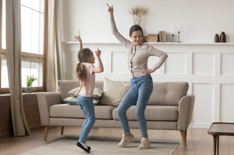 Mais algumas opções para deixar a sua folia memorável | Foto de uma mãe e filha dançando animadas | Casa e Decoração | Blog da Tenda 