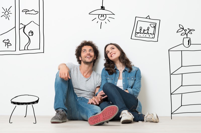O que são móveis planejados? | Foto de um casal imaginando os futuros móveis planejados do seu apartamento | Casa e decoração | Blog da Tenda