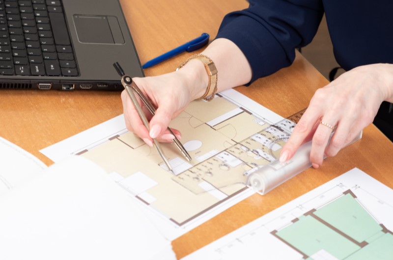 Possibilidade de personalização | Foto de uma arquiteta fazendo um projeto para apartamento | Casa e decoração | Blog da Tenda 