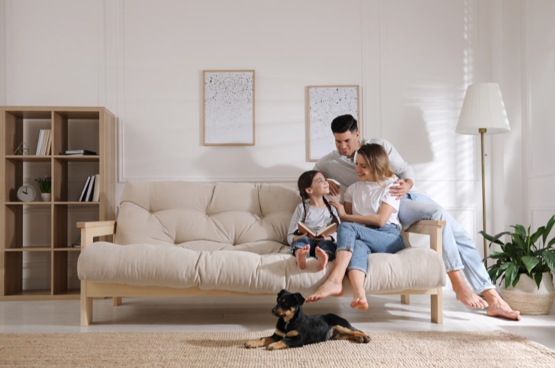 Vantagens desse tipo de mobília para apartamento | Foto de uma família feliz aproveitando a sala de estar | Casa e decoração | Blog da Tenda