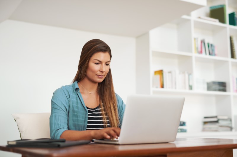 Como funciona? | Foto de uma mulher utilizando o notebook | Tenda Explica | Blog da Tenda