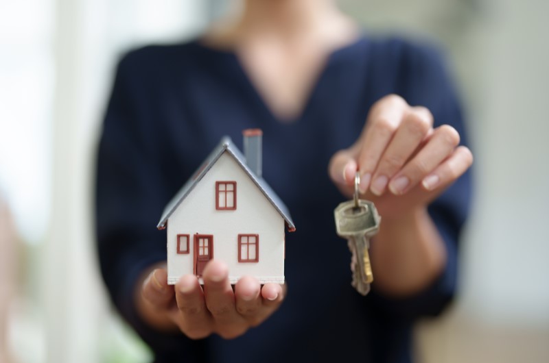 Como funciona o subsídio do Minha Casa, Minha Vida? | Foto de uma mulher segurando nas mãos uma chave e uma casinha | Minha Casa Minha Vida | Blog da Tenda