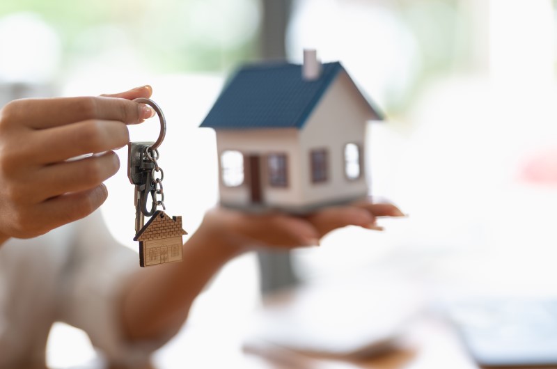 Como o subsídio pode ser usado? | Foto de uma pessoa segurando uma casinha e uma chave nas mãos | Minha Casa Minha Vida | Blog da Tenda