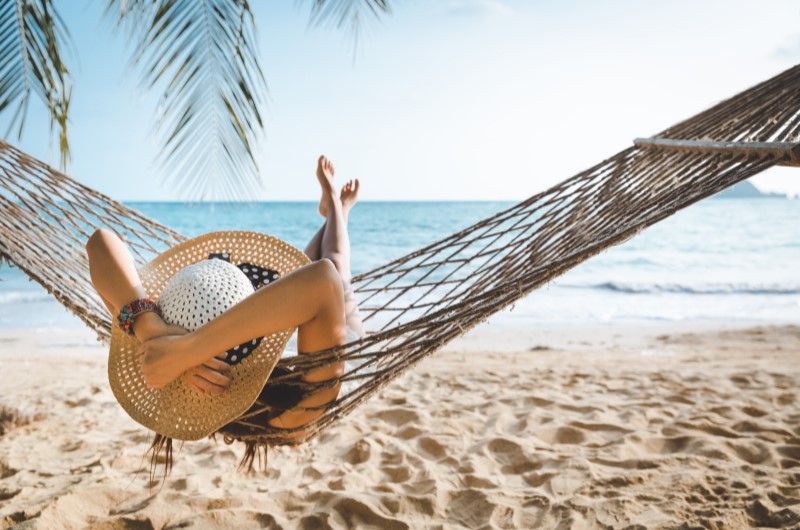 7 dicas sobre o que fazer na Praia do Futuro | Foto de uma mulher deitada em uma rede na praia | Trilha da Conquista | Blog da Tenda