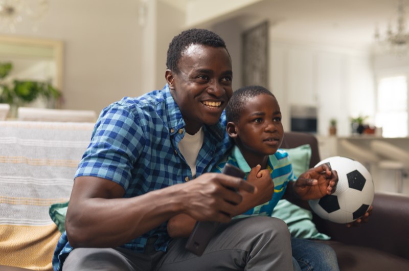 Copa do Brasil | Foto de um pai e filho assistindo futebol na sala de estar | Minha Casa, Minha Vida | Blog da Tenda