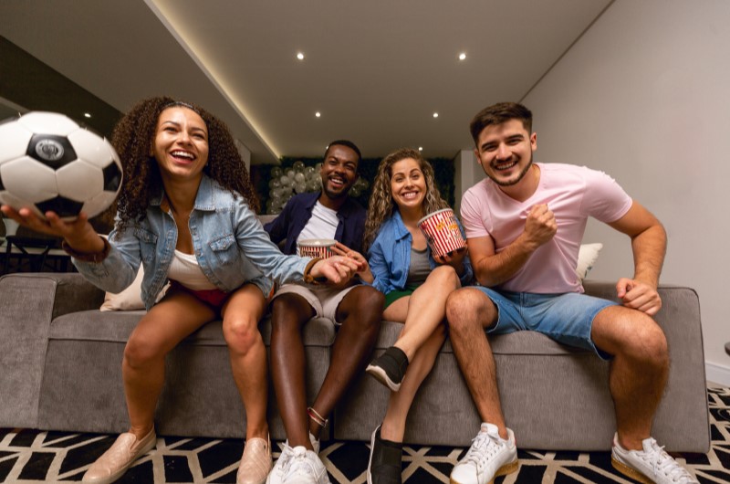Paixão brasileira pelo futebol | Foto de um grupo de amigos assistindo futebol na sala de estar | Minha Casa, Minha Vida | Blog da Tenda