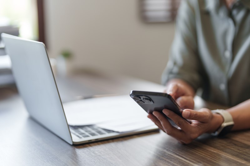 Quais os principais objetivos? | Foto de uma pessoa usando o celular e notebook | Trilha da Conquista | Blog da Tenda