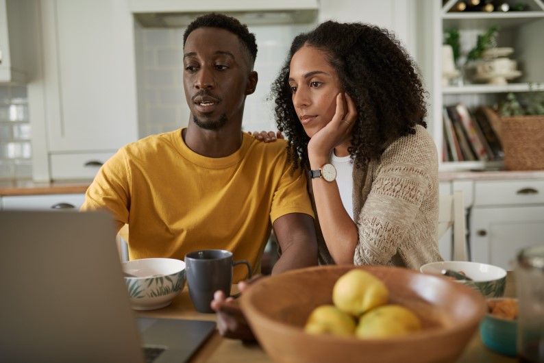Quais são os benefícios do FGTS Digital? | Foto de um casal concentrado em usar o notebook | Trilha da Conquista | Blog da Tenda