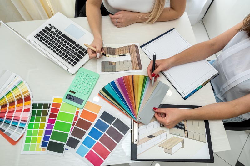 9 dicas de como planejar a reforma em apartamento | Foto de duas pessoas definindo o projeto de uma reforma em apartamento | Casa e decoração | Blog da Tenda