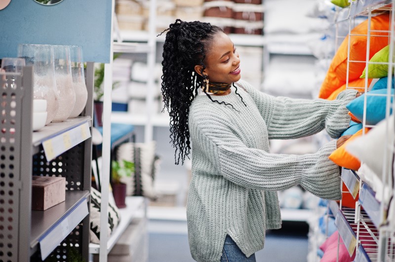 Como escolher os móveis certos? | Foto de uma mulher escolhendo itens de decoração para quarto de apartamento | Casa e Decoração | Blog da Tenda