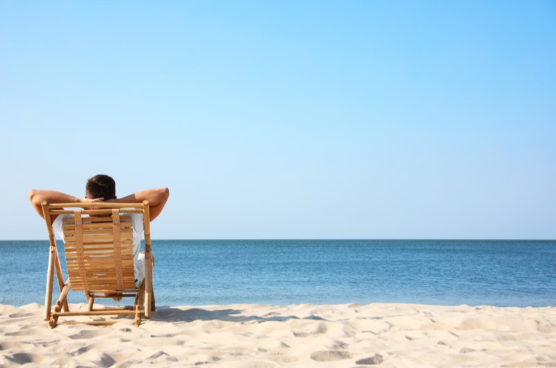 Praia do Futuro | Foto de um homem descansando em um dia ensolarado na praia | Trilha da Conquista | Blog da Tenda
