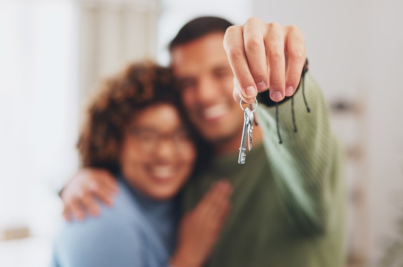 A Construtora Tenda está participando do Entrada Moradia Ceará | Foto de um casal sorridente segurando a chave da casa própria | Trilha da Conquista | Blog da Tenda