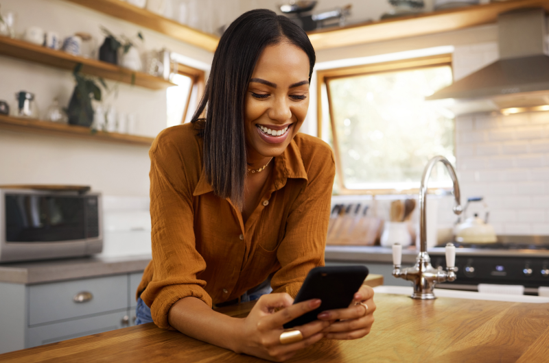 Faça bom uso do elevador | Foto de uma moça concentrada em usar o celular | Viver em condomínio | Blog da Tenda