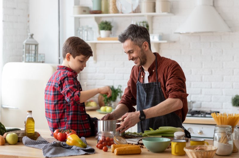 Presente para o Dia dos Pais: cozinheiro | Foto de um pai e filho cozinhando juntos | Eu Dou Conta | Blog da Tenda