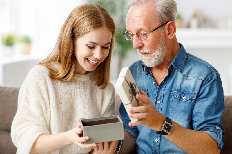 Presente para o Dia dos Pais: estiloso | Foto de uma filha entregando um presente ao seu pai | Eu Dou Conta | Blog da Tenda
