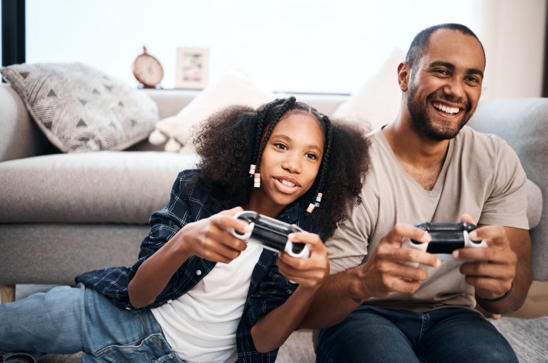 Presente para o Dia dos Pais: moderno | Foto de um pai e filha jogando videogame | Eu Dou Conta | Blog da Tenda
