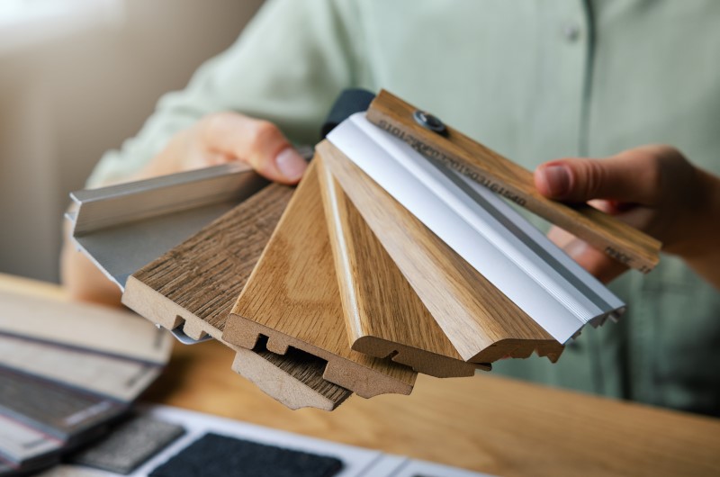 Rodapé de piso de apartamento: qual a melhor opção? | Foto de uma pessoa segurando amostras de tipos de rodapé | Casa e decoração | Blog da Tenda 