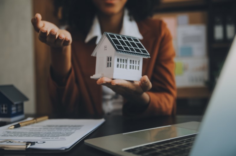 Financiamento direto com a construtora | Mulher segurando um casinh em miniatura | Trilha da Conquista | Blog da Tenda