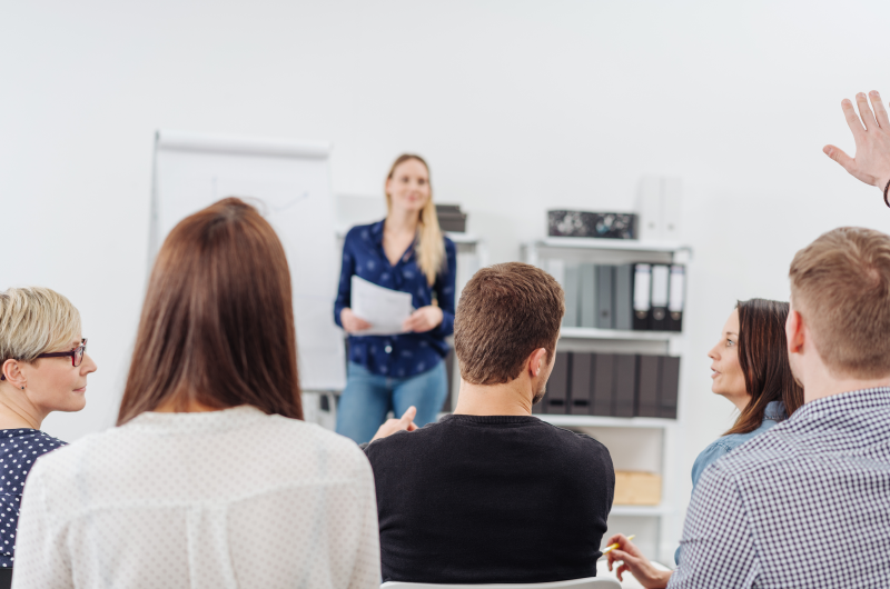 O que é a assembleia de condomínio | Pessoas participando ouvindo a apresentação de uma síndica | Viver em Condomínio | Blog da Tenda
