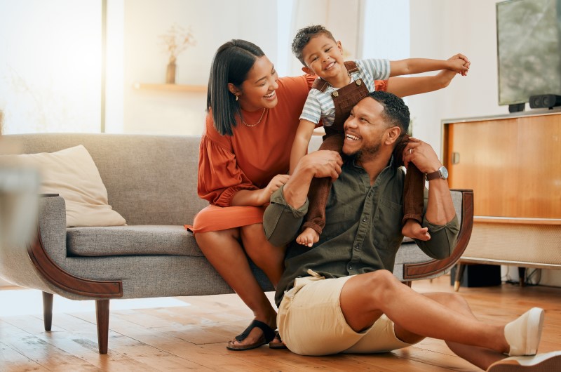 Como é morar em Fortaleza | Família feliz brincando na sala de casa | Onde Morar | Blog da Tenda 