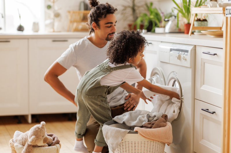 Foque em praticidade | Pai e filha colocando roupas na máquina de lavar | Casa e Decoração | Blog da Tenda 