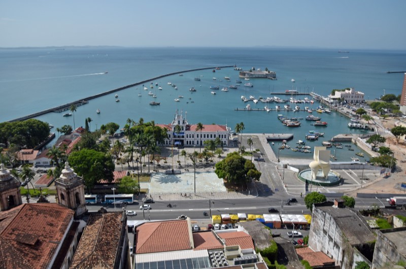 O que aproveitar na Cidade Baixa em Salvador | Vista aérea do porto de Salvador com barcos e mar azul | Onde Morar | Blog da Tenda 