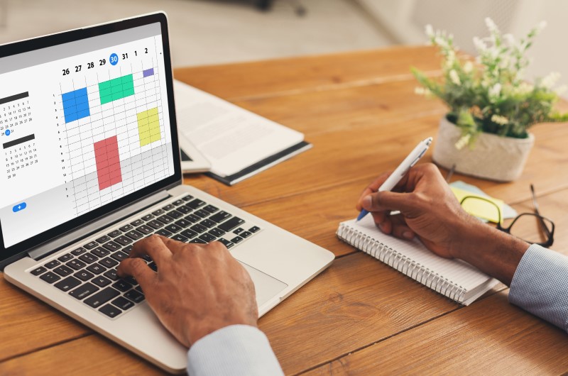 O que é um orçamento mensal | Pessoa planejando contas em uma planilha | Eu Dou Conta | Blog da Tenda 