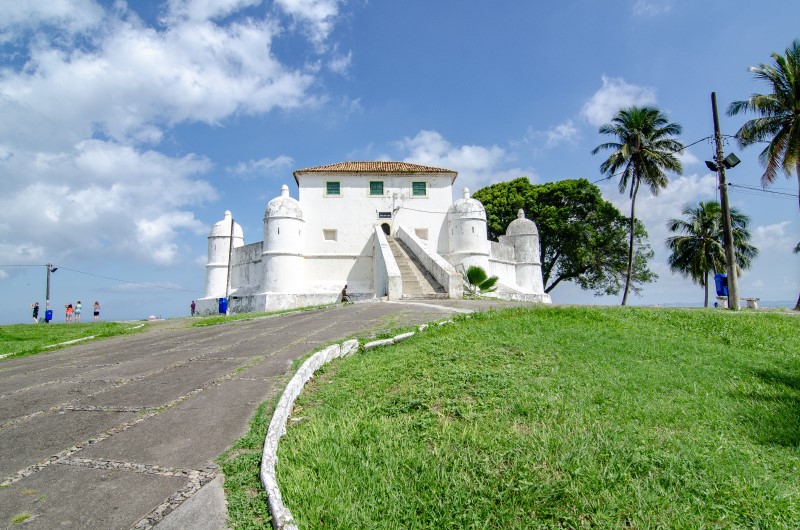 Ponta do Humaitá | Forte branco histórico com escadaria e céu azul | Onde Morar | Blog da Tenda 